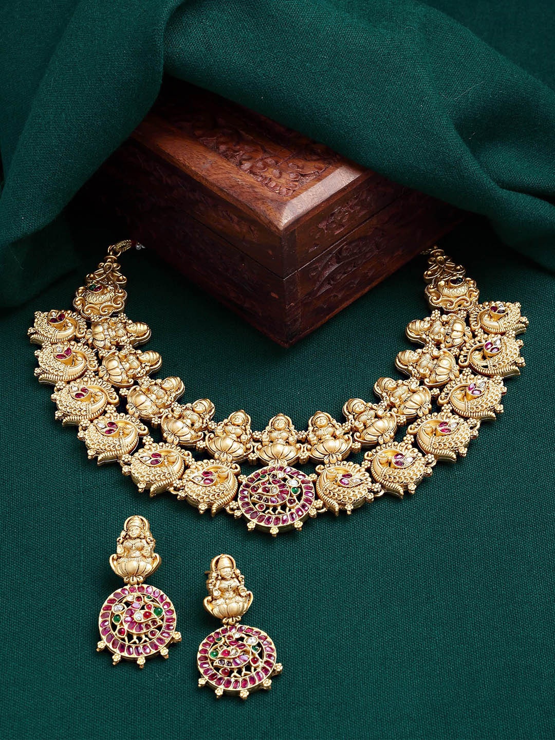 

KARATCART Gold-Plated & Pink Kundan Studded Temple Handcrafted Jewellery Set