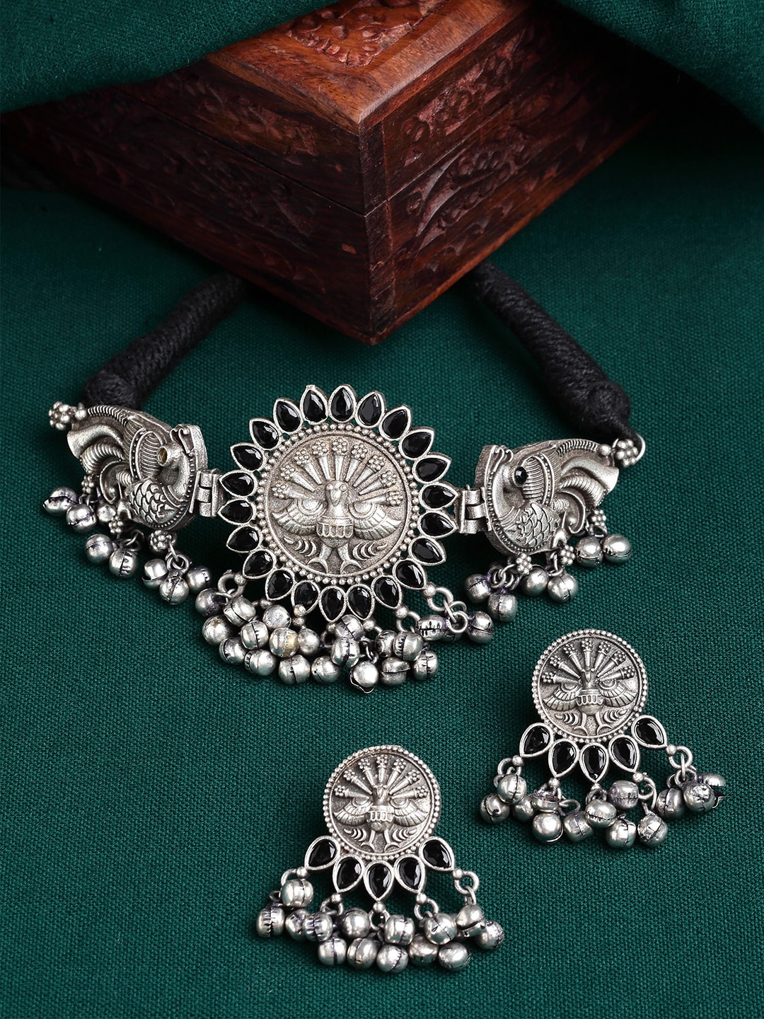 

KARATCART Silver-Plated & Black Oxidised Kundan-Studded Jewellery Set
