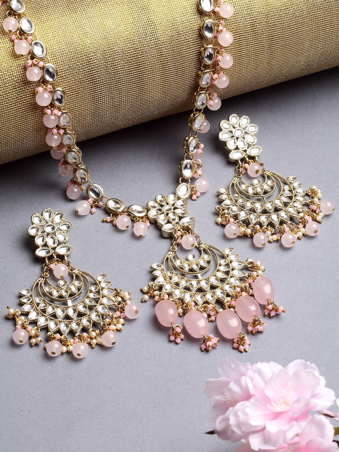 

KARATCART Gold-Plated Pink & White Kundan Studded & Beaded Handcrafted Jewellery Set