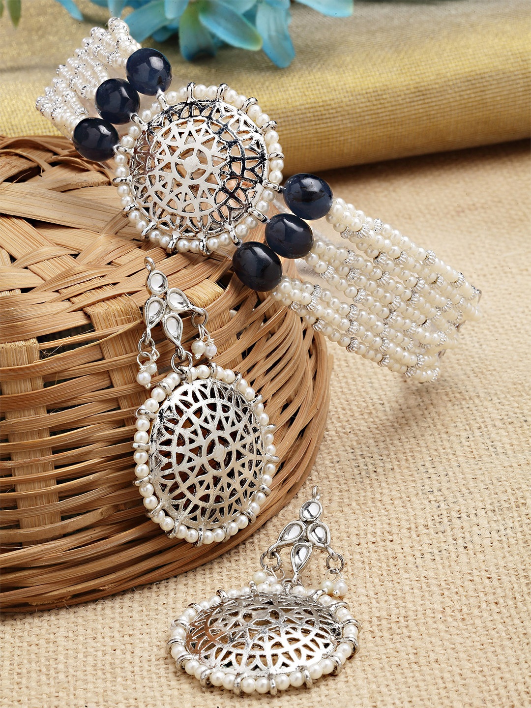 

KARATCART Silver-Plated Blue Kundan-Studded & Pearl Beaded Jewellery Set