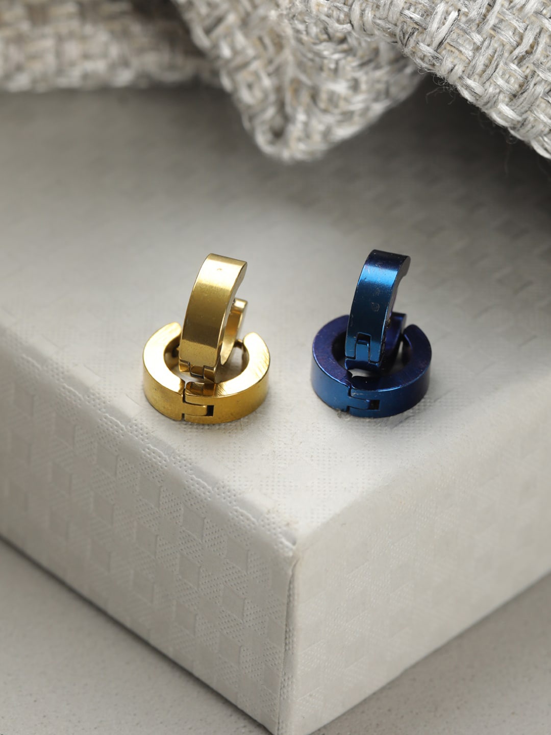 

Priyaasi Men Gold-Toned & Blue Pack Of 2 Contemporary Drop Earrings