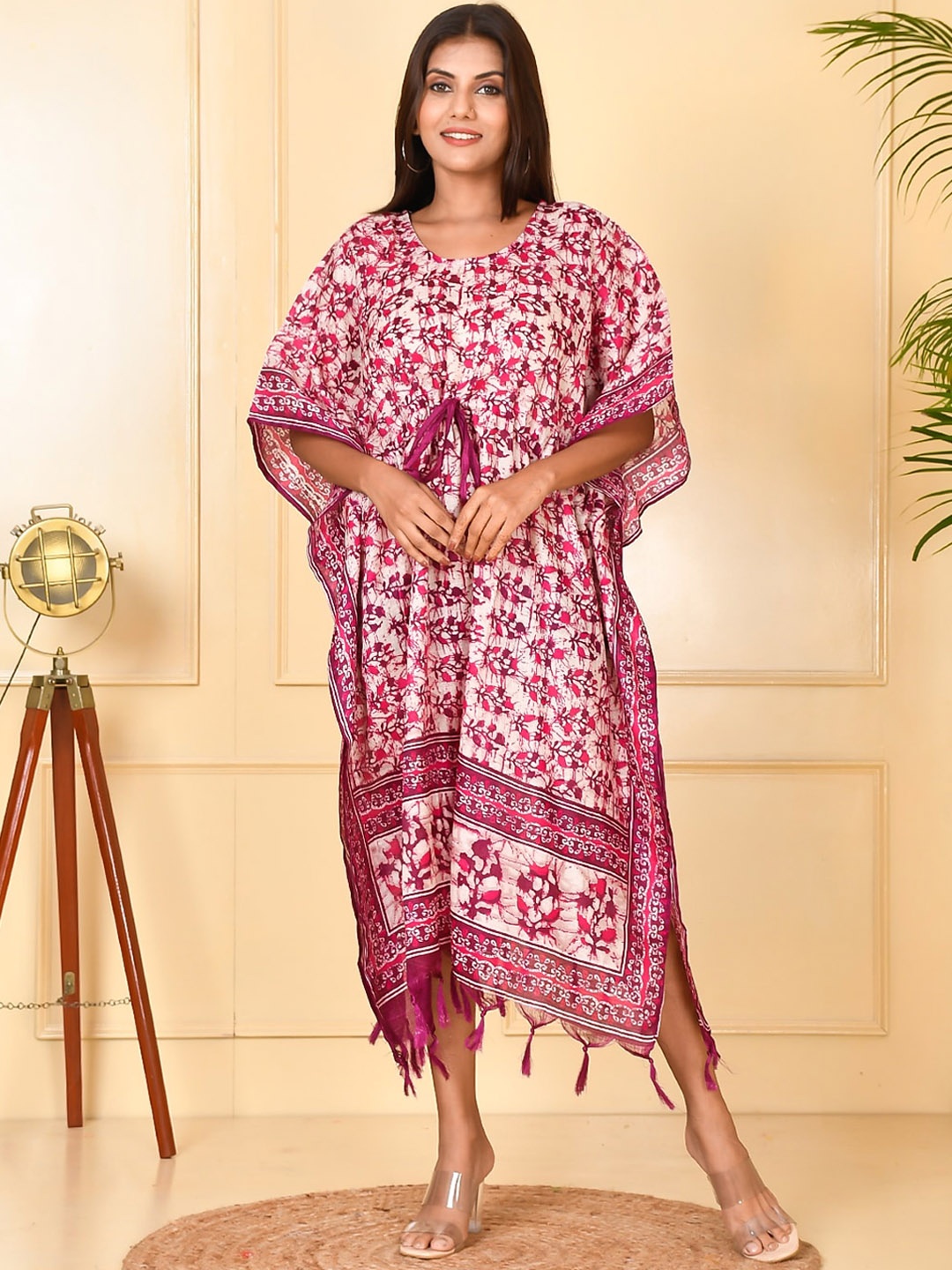 

Kesarya Women Pink & White Floral Printed Thread Work Floral Kaftan Kurta