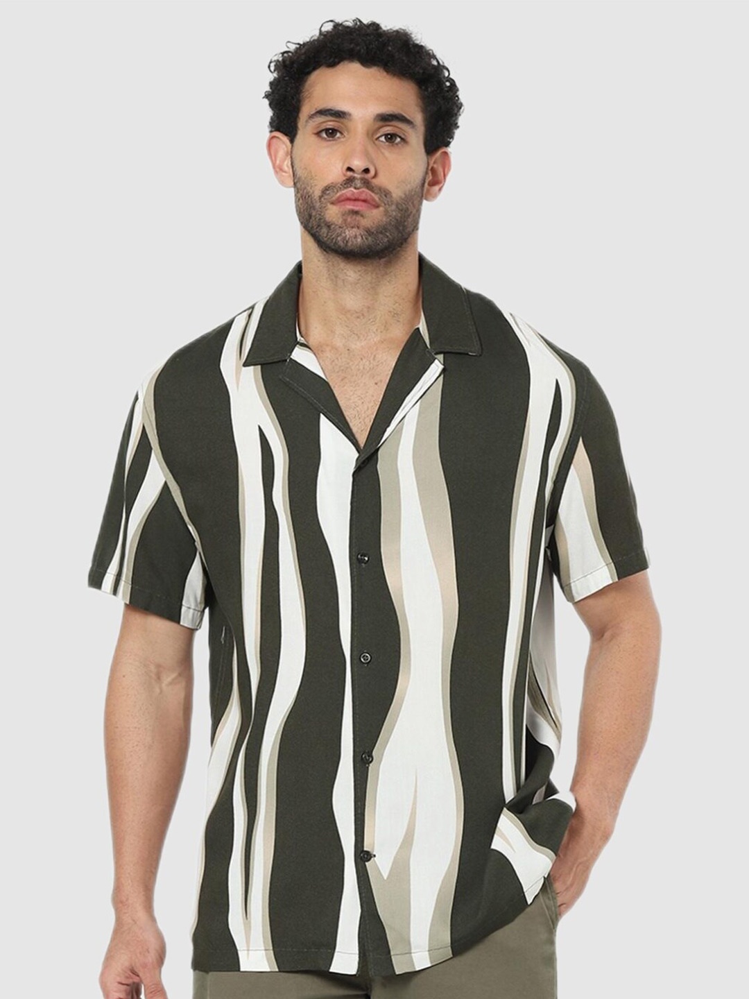 

Celio Men Olive Green Classic Abstract Casual Shirt
