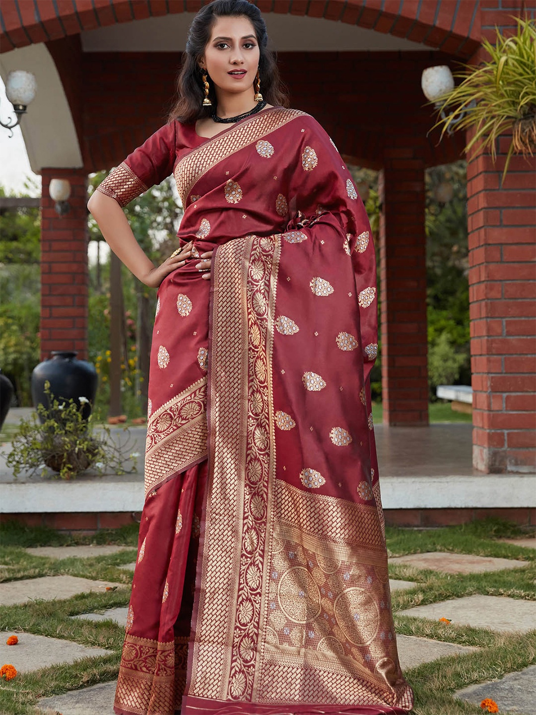 

ODETTE Women Burgundy & Gold-Toned Floral Zari Silk Blend Saree