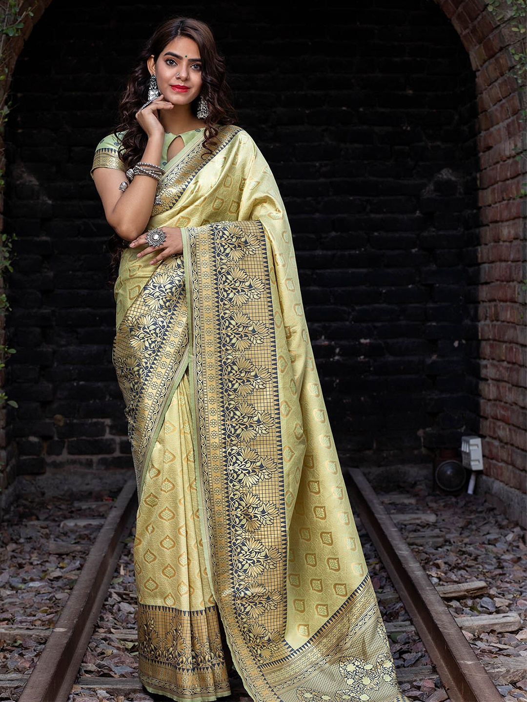 

ODETTE Green & Gold-Toned Ethnic Motifs Zari Silk Blend Saree