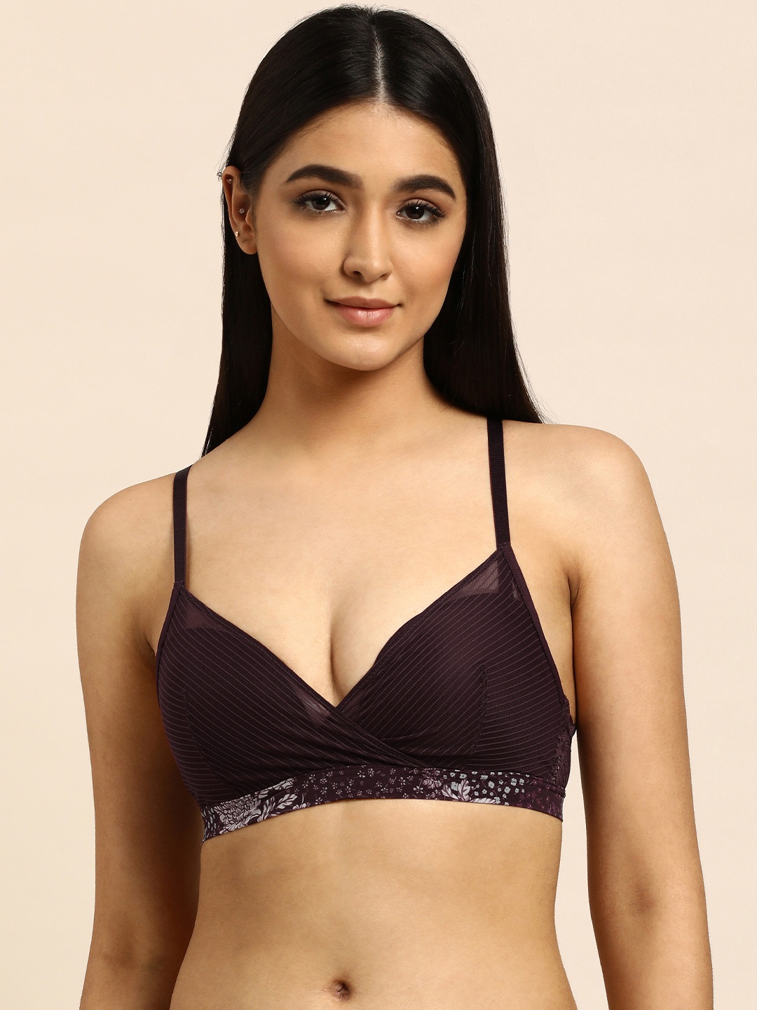 

Triumph Woman Lavish Spotlight Ultrasoft Lacy Padded Wireless Bra, Maroon