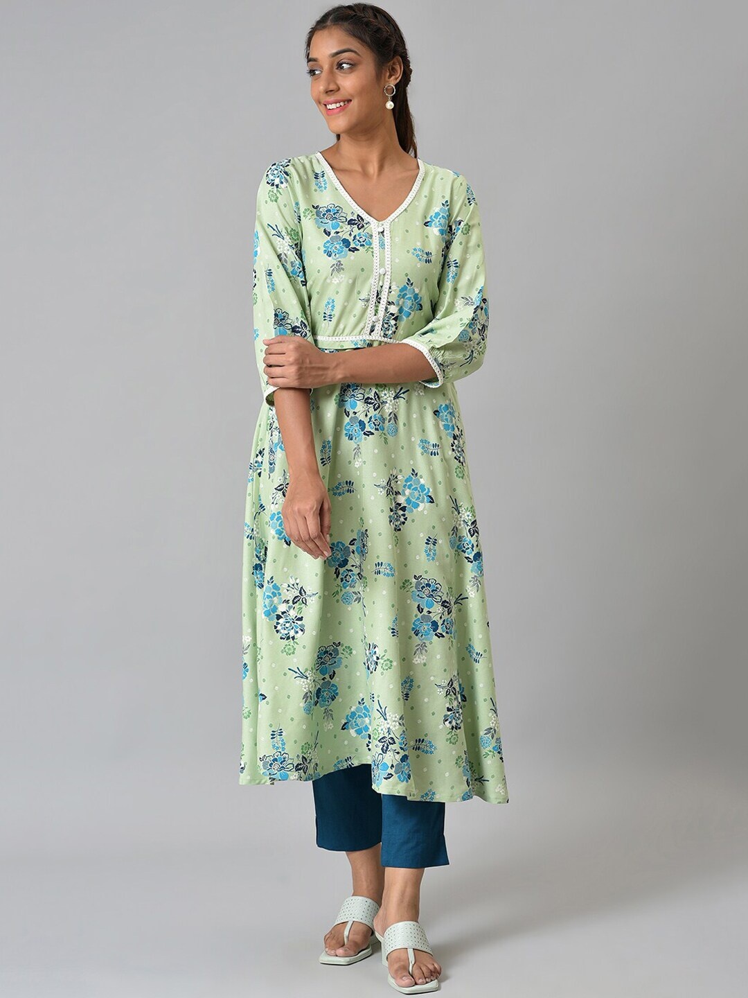 

Aurelia Floral Printed Liva Kurta, Green