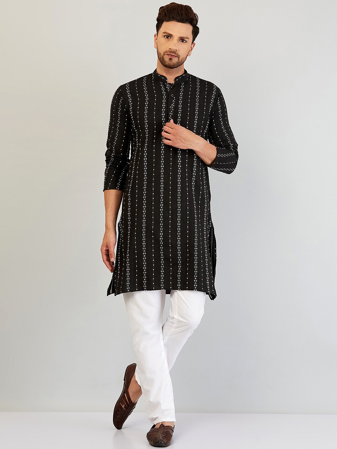 

Armaan Ethnic Men Black &White Geometric Indigo Kurta