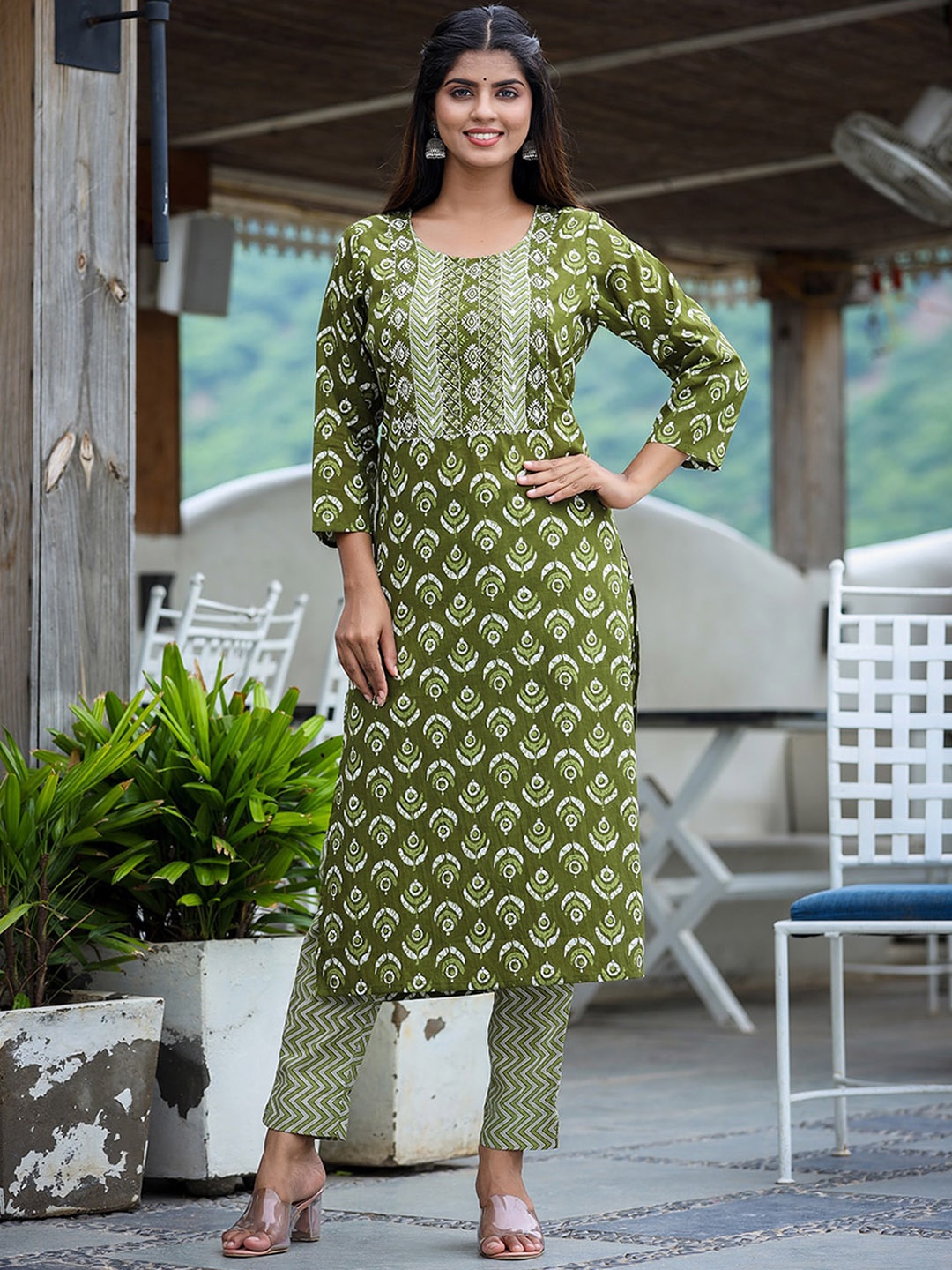 

KAAJH Women Green Ethnic Motifs Printed Pure Cotton Kurta with Trousers