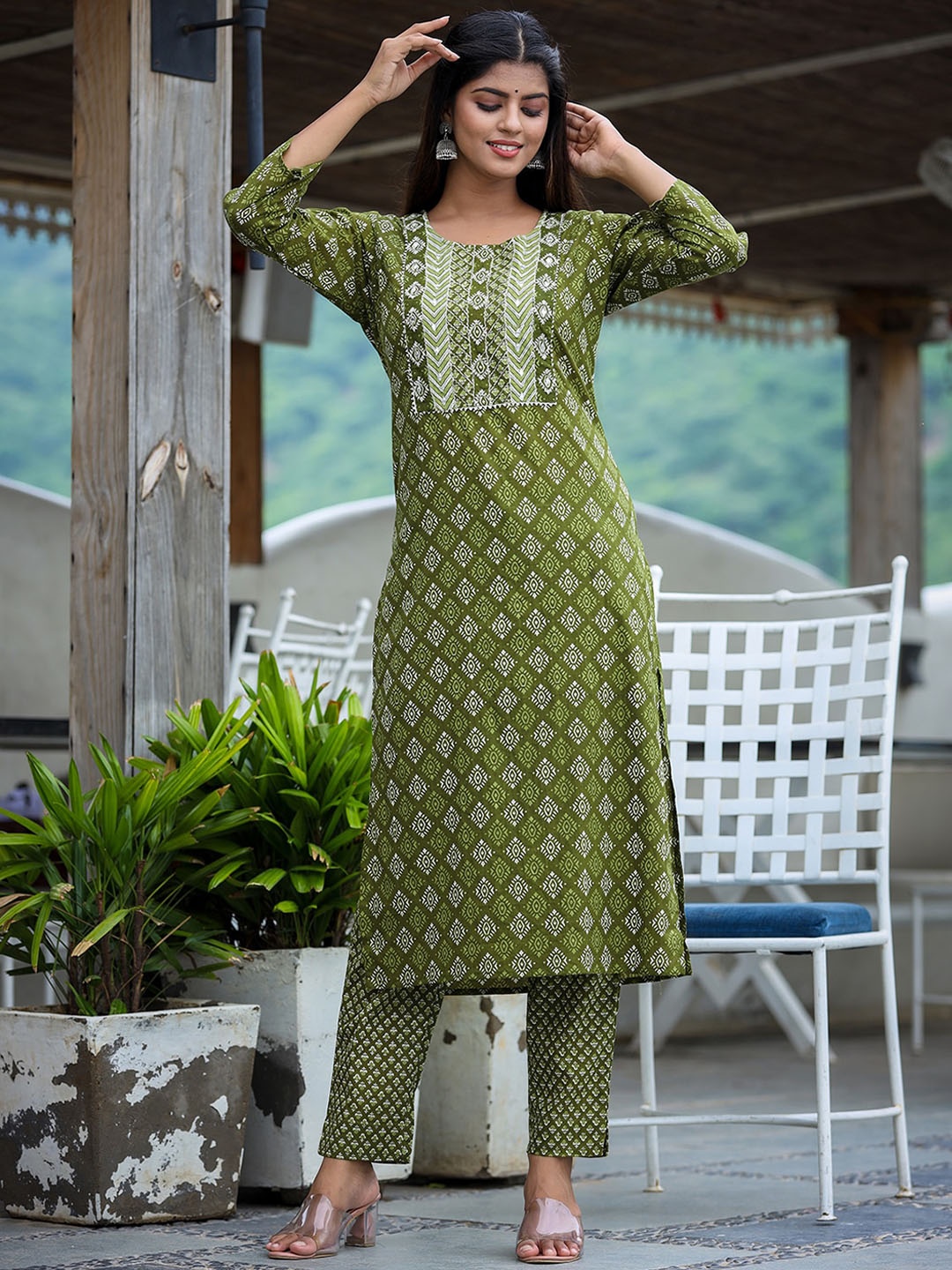 

KAAJH Women Green Ethnic Motifs Printed Pure Cotton Kurta with Trousers