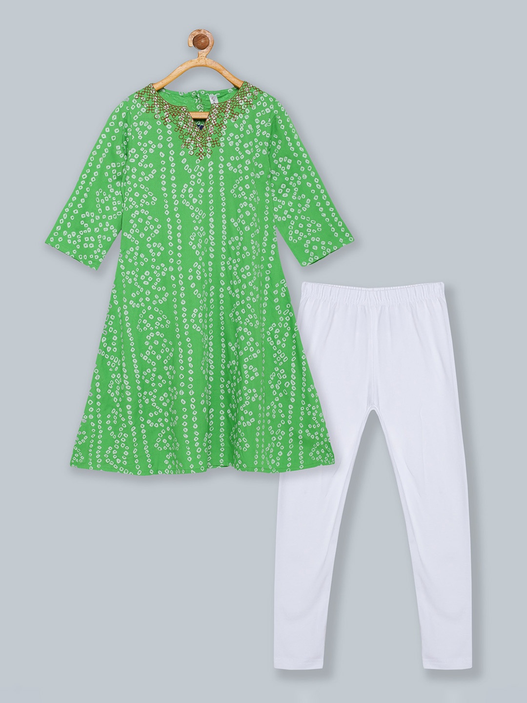 

KiddoPanti Girls Green Bandhani Printed & Yoke Thread Work Kurta & Solid Leggings
