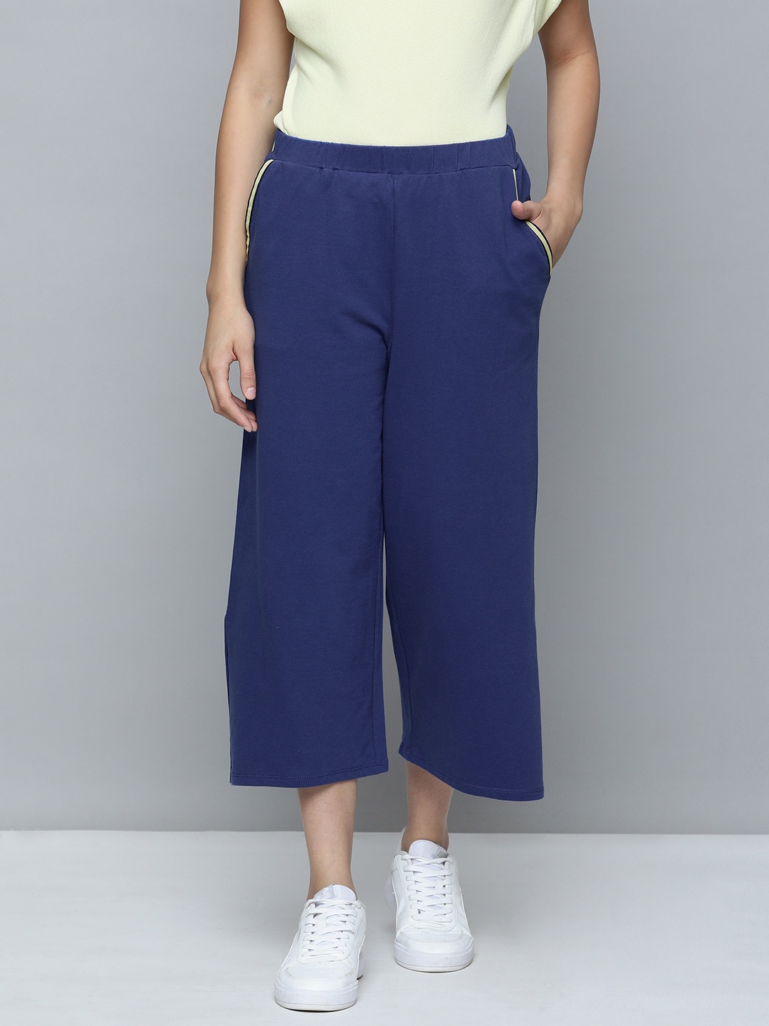 

Flying Machine Women Blue Relaxed Fit Solid Pure Cotton Cropped Track Pants