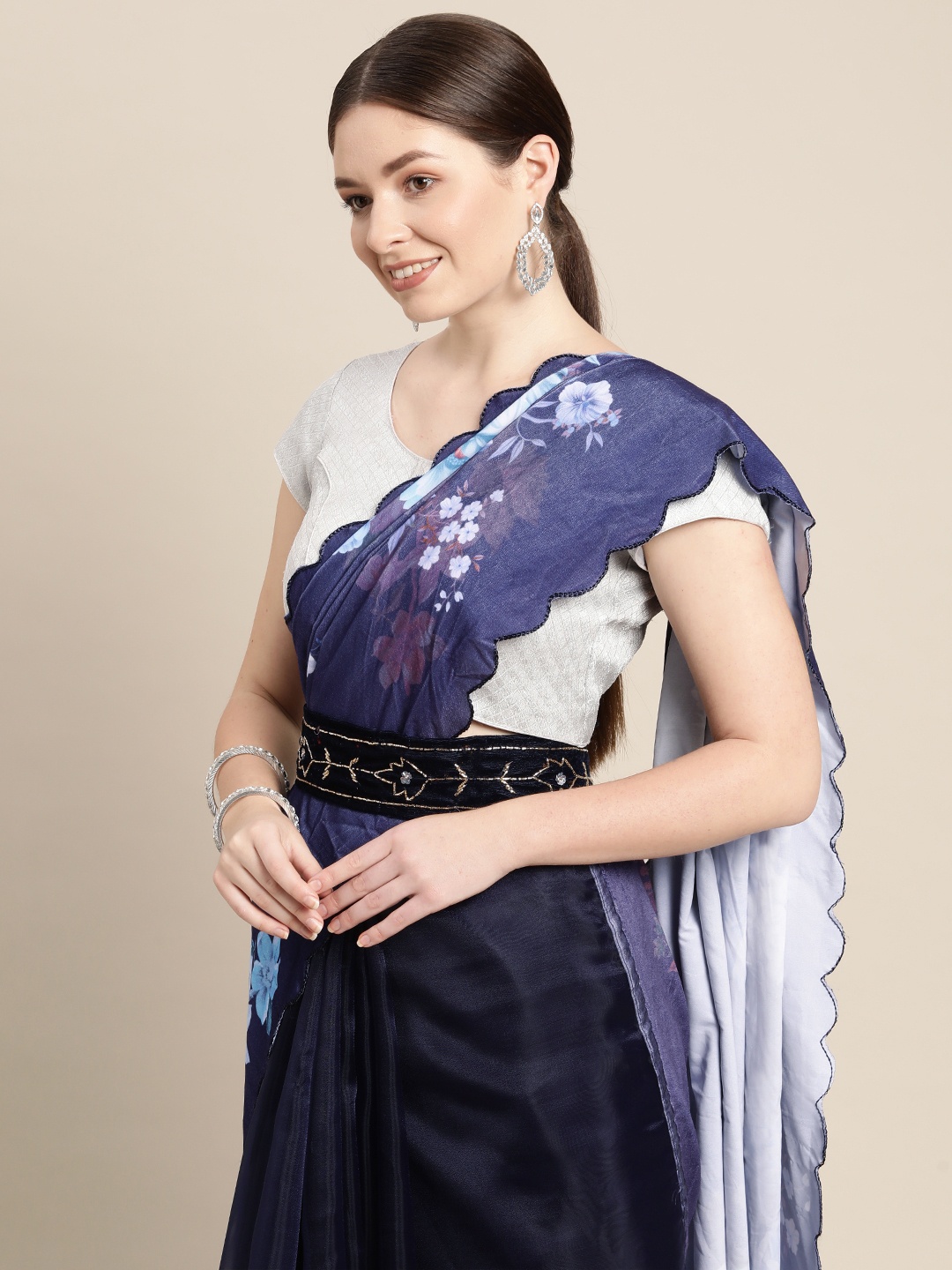 

VASTRANAND Navy Blue Floral Printed Aari Work Velvet Belted Saree with Blouse