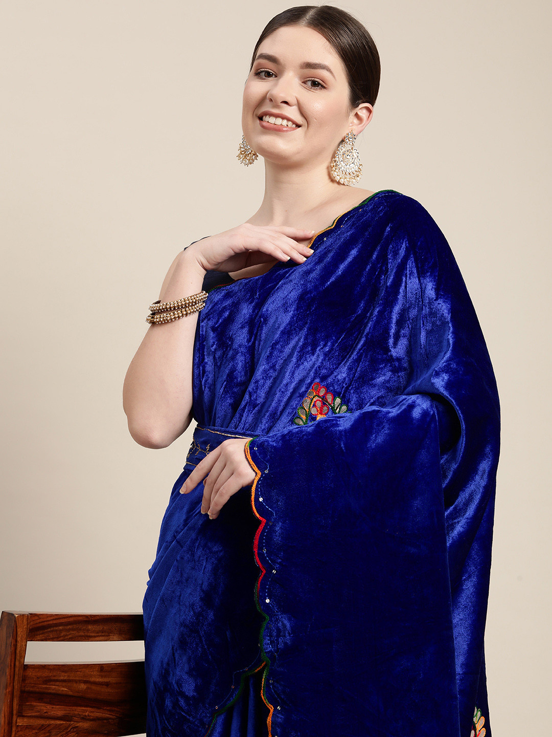 

VASTRANAND Blue Ethnic Motifs Embroidered Aari Work Velvet Belted Saree with Blouse