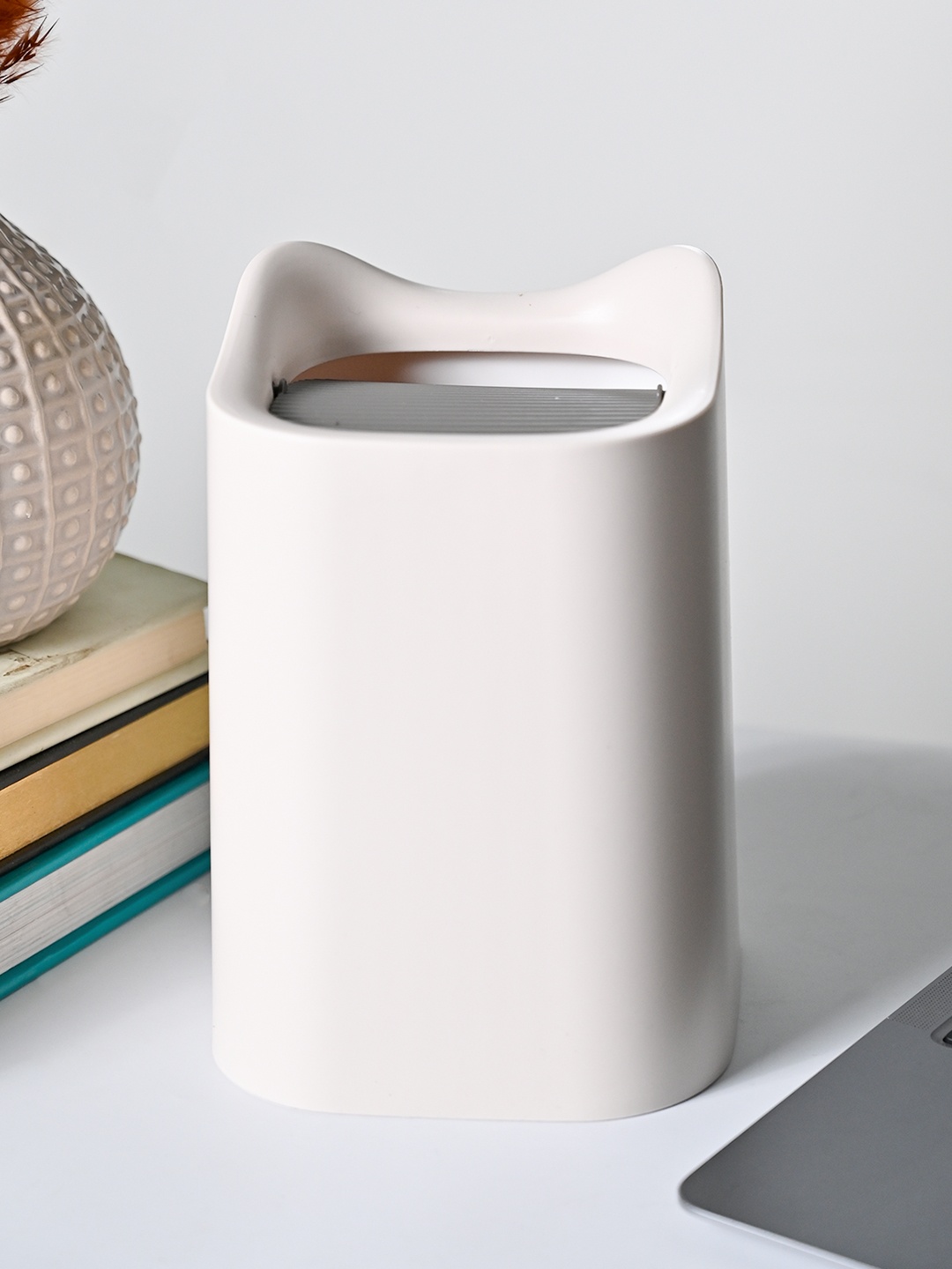 

MARKET99 White Solid Trash Bins