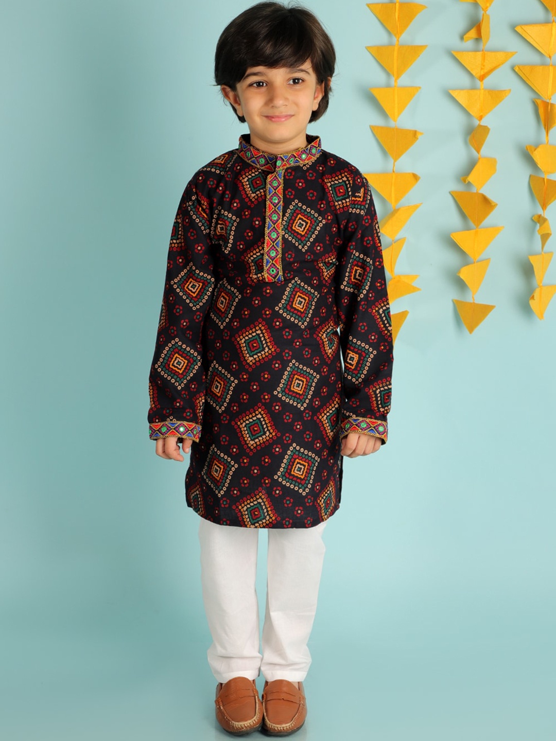 

KID1 Boys Black Bandhani Yoke Design Pure Cotton Kurta with Trouser