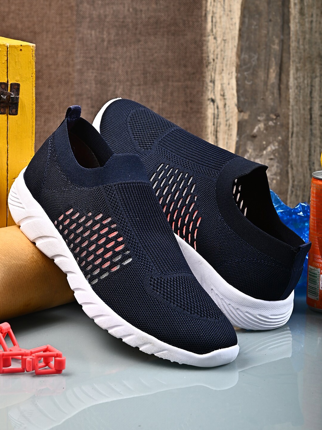 

Roadster Men Navy Blue & Peach-Coloured Printed Sneakers