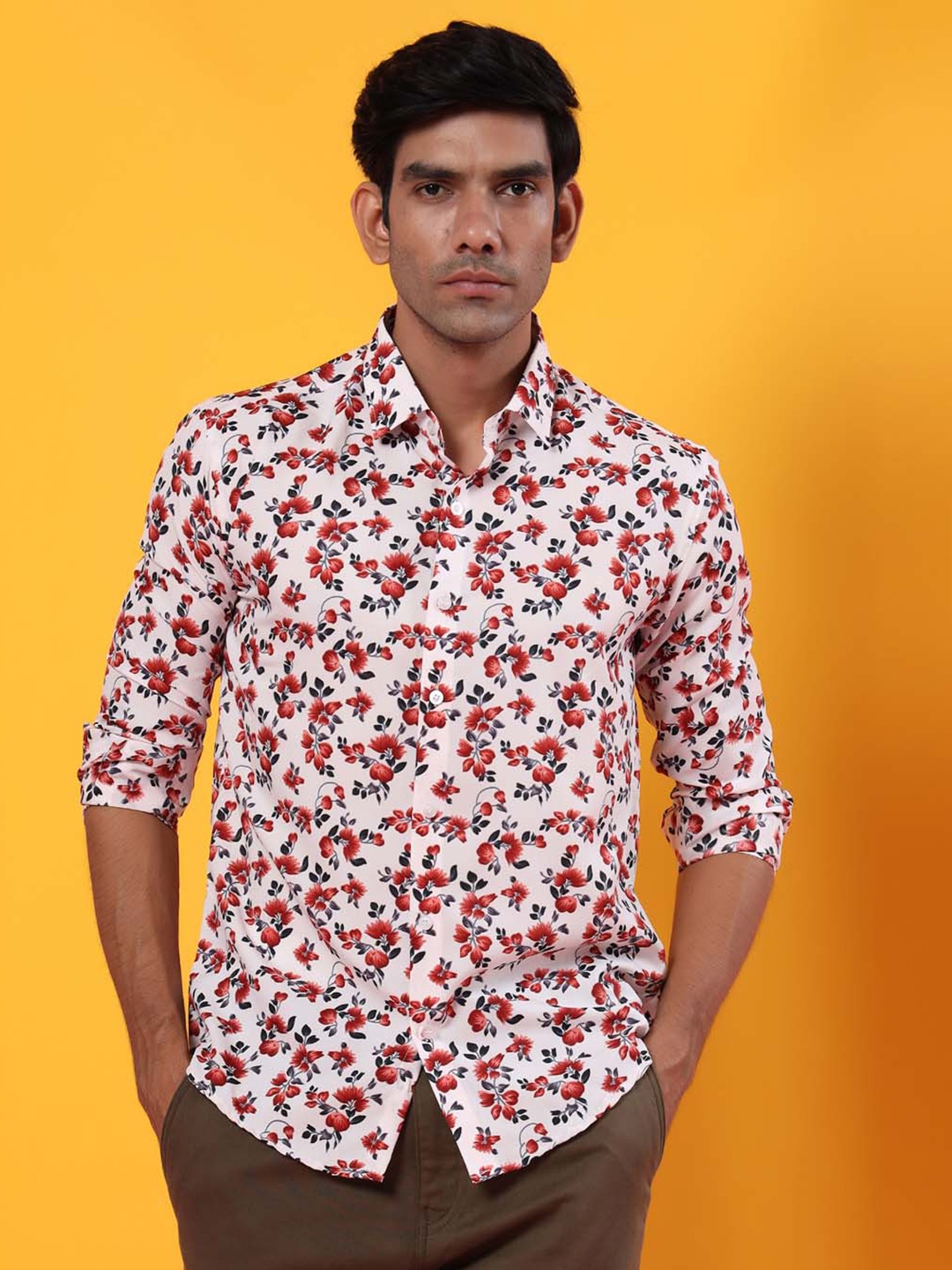 

Tistabene Men Cream-Coloured & Red Comfort Floral Printed Cotton Casual Shirt