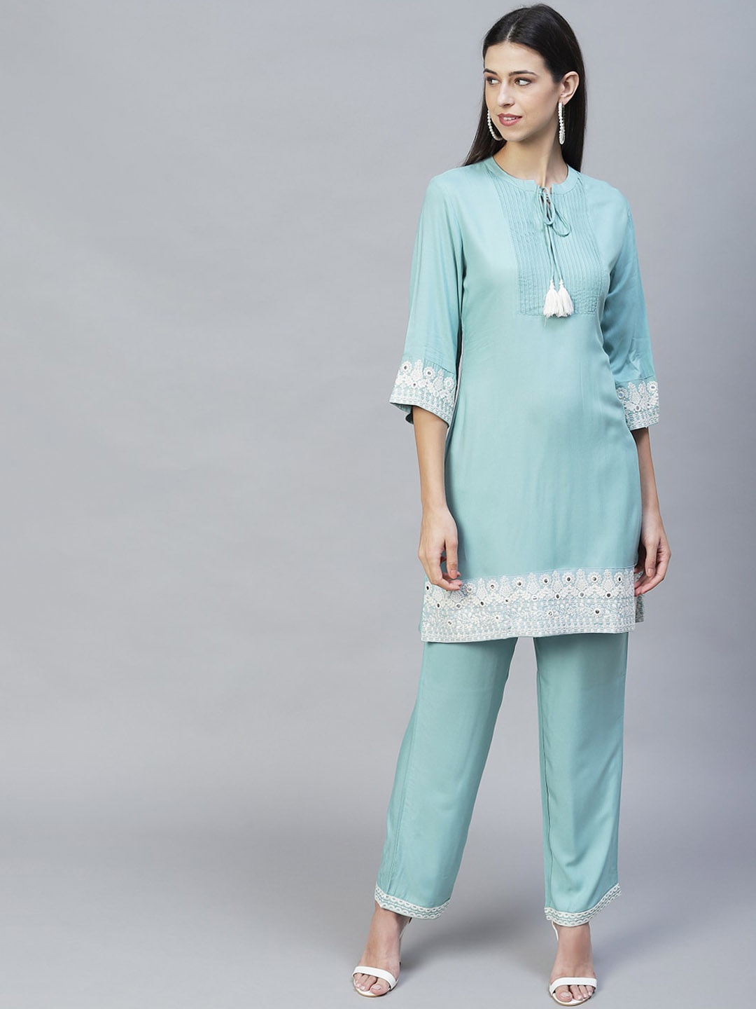 

FASHOR Women Green Embroidered Tunic & Trouser Co-Ords Set