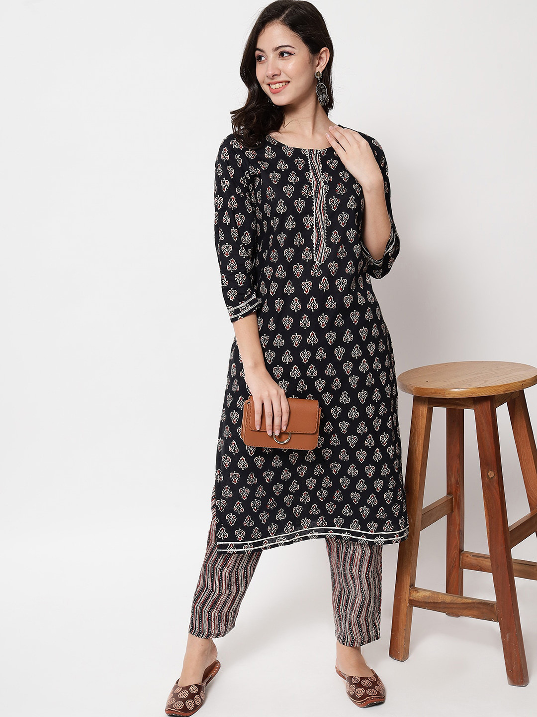 

IkDaiya Women Black Ethnic Motifs Printed Pure Cotton Kurta with Trousers