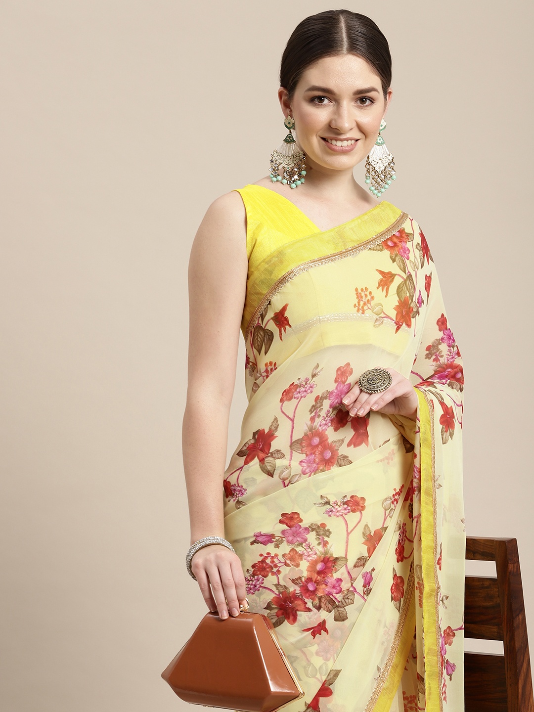 

VAIRAGEE Floral Gotta Patti Celebrity Saree, Yellow