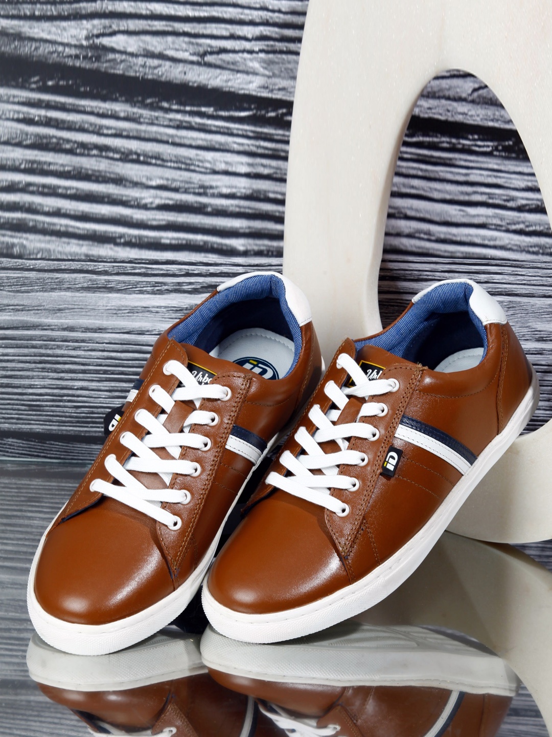 

ID Men Tan Striped Leather Sneakers