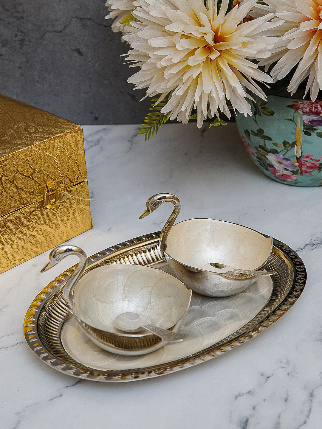 

StatueStudio Silver-Toned Set of 2 Textured Duck Shape Decorative Serving Bowls