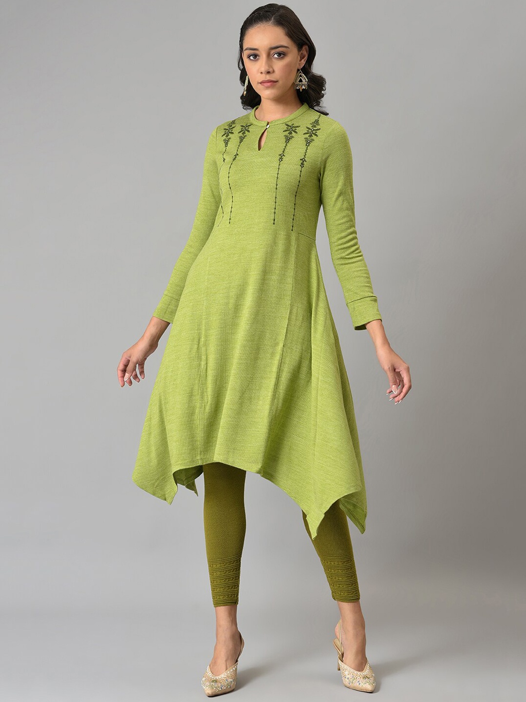 

W Women Green Floral Yoke Design Keyhole Neck Thread Work Kurta