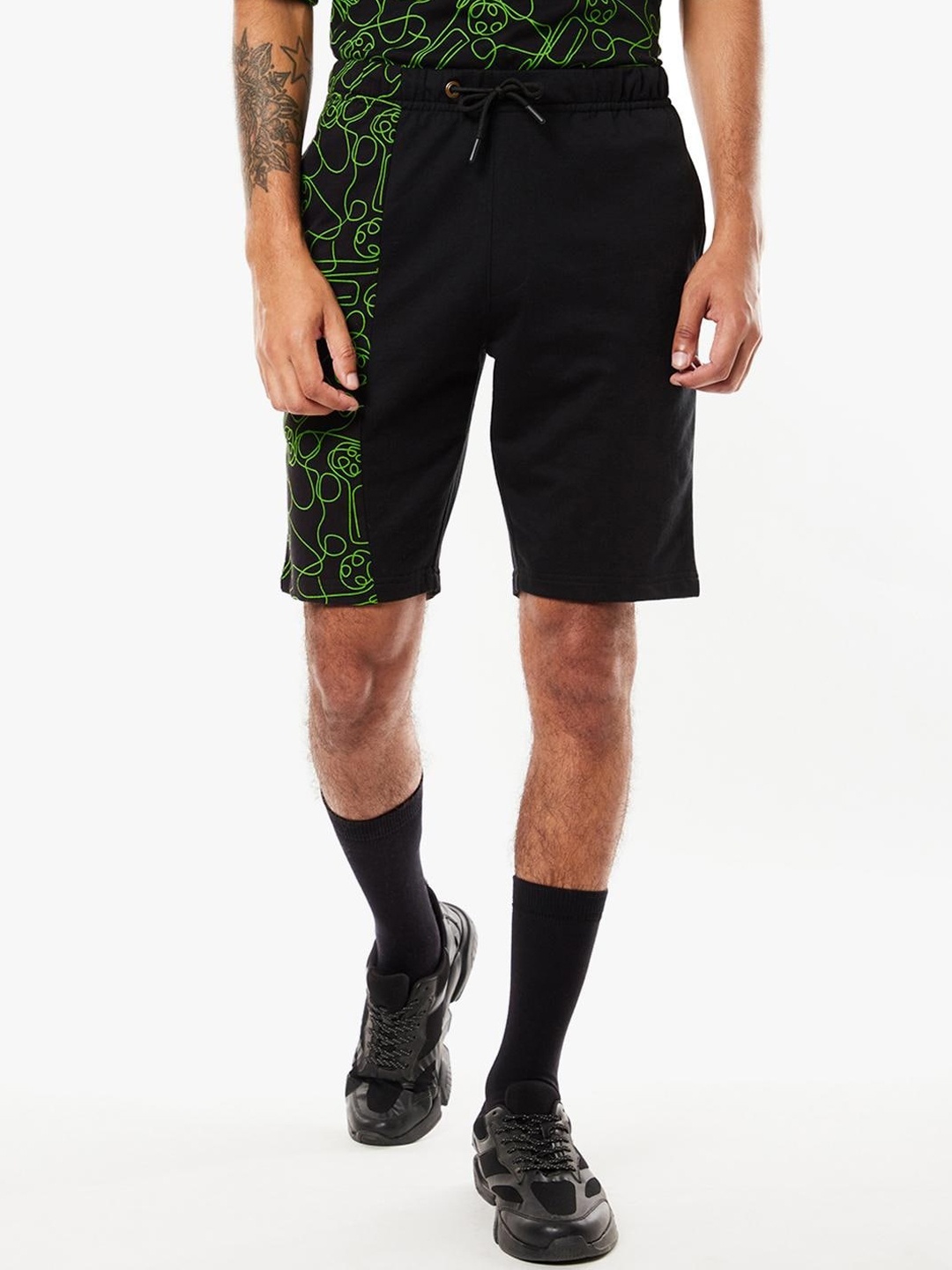 

Bewakoof Men Solid Shorts, Black