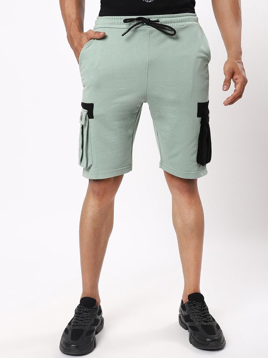 

Bewakoof Men Solid Shorts, Green