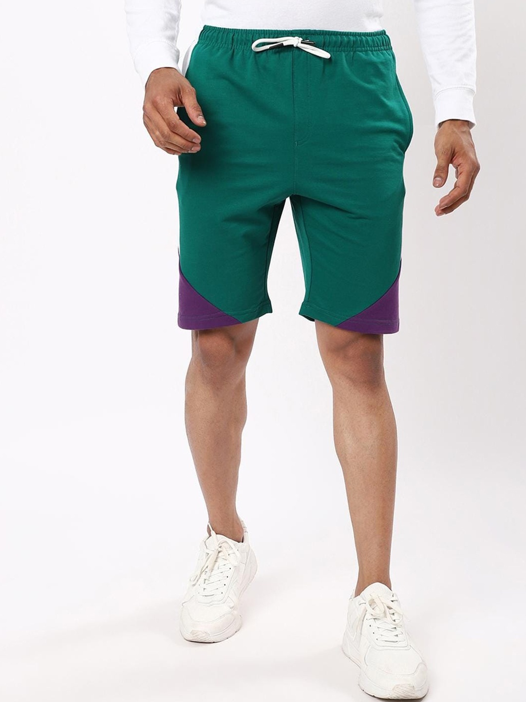 

Bewakoof Men Solid Shorts, Green