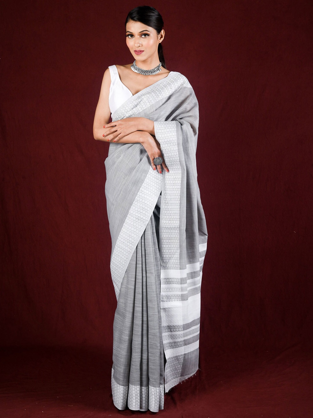 

Exclusiva Grey & White Embroidered Linen Saree