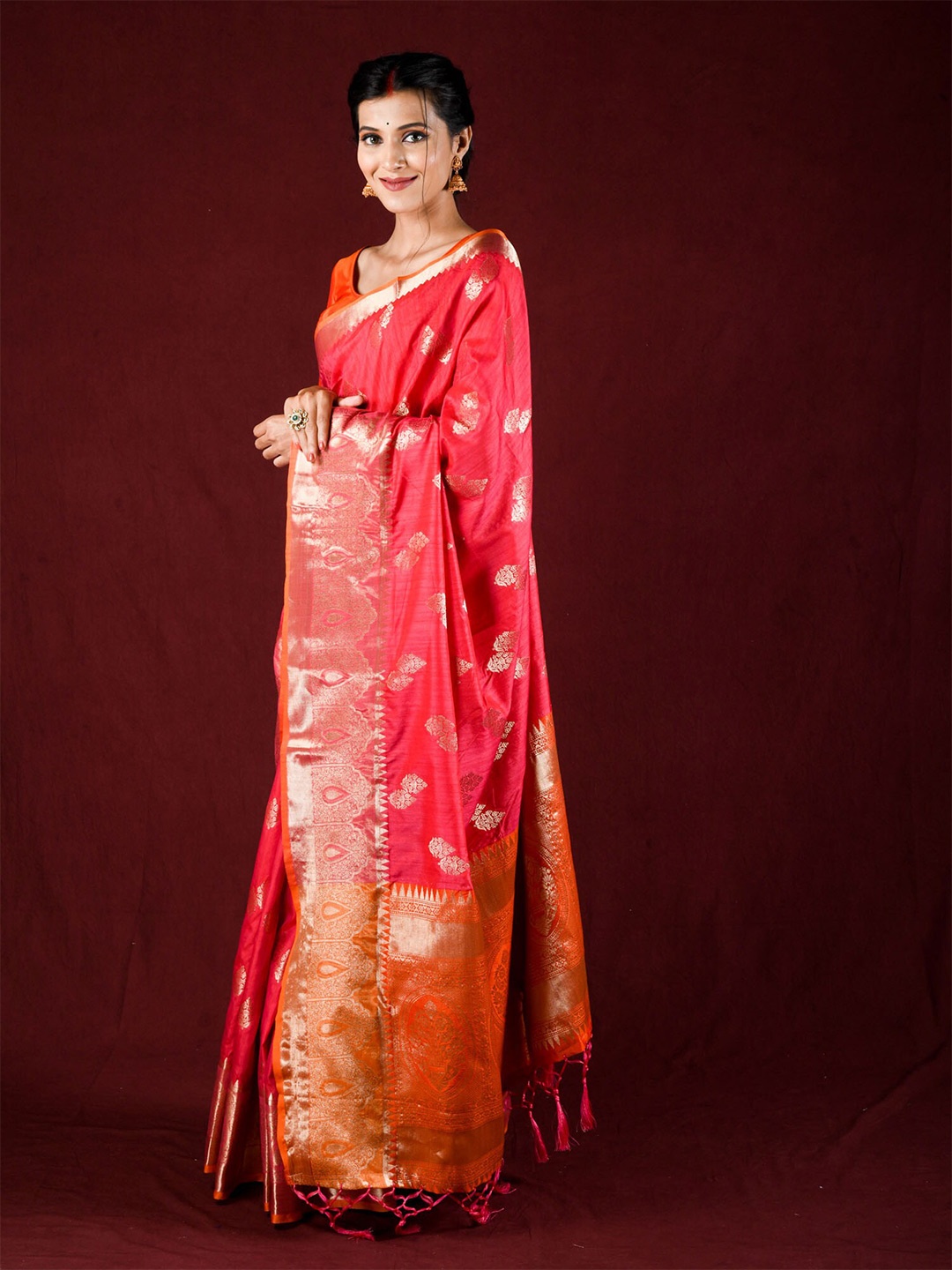 

Exclusiva Red & Gold-Toned Ethnic Motifs Zari Saree