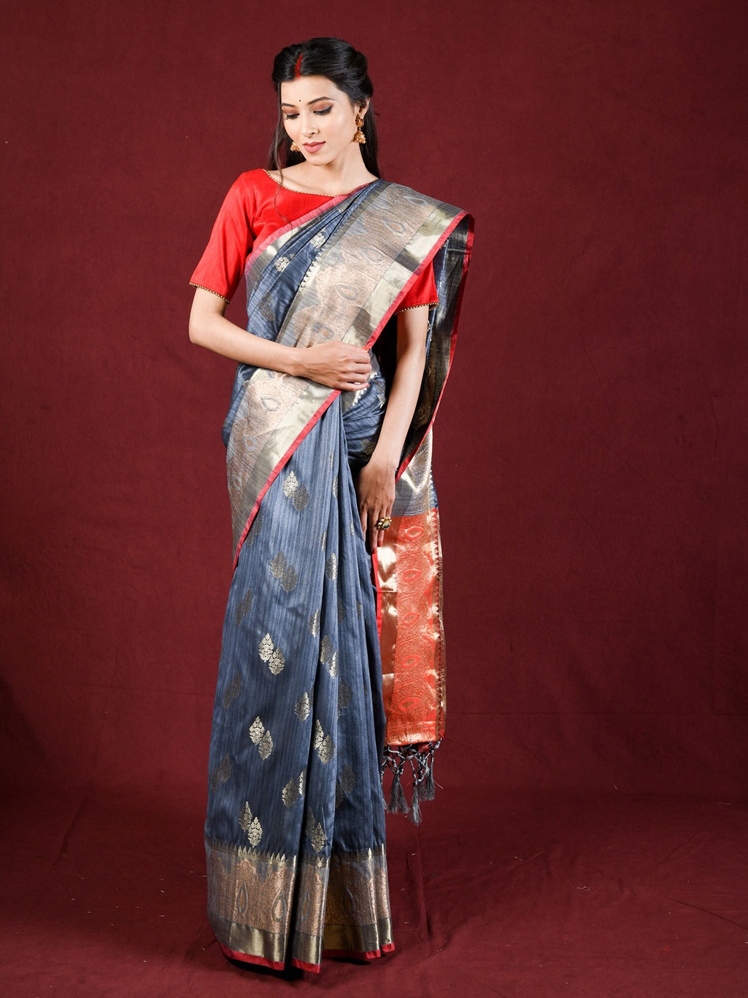

Exclusiva Grey & Red Ethnic Motifs Zari Saree