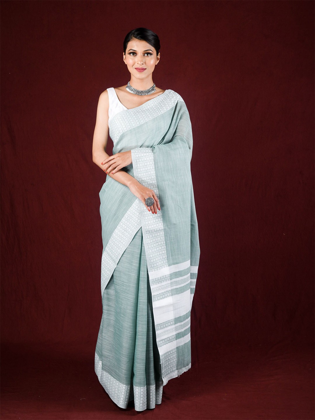 

Exclusiva Green & White Linen Blend Saree