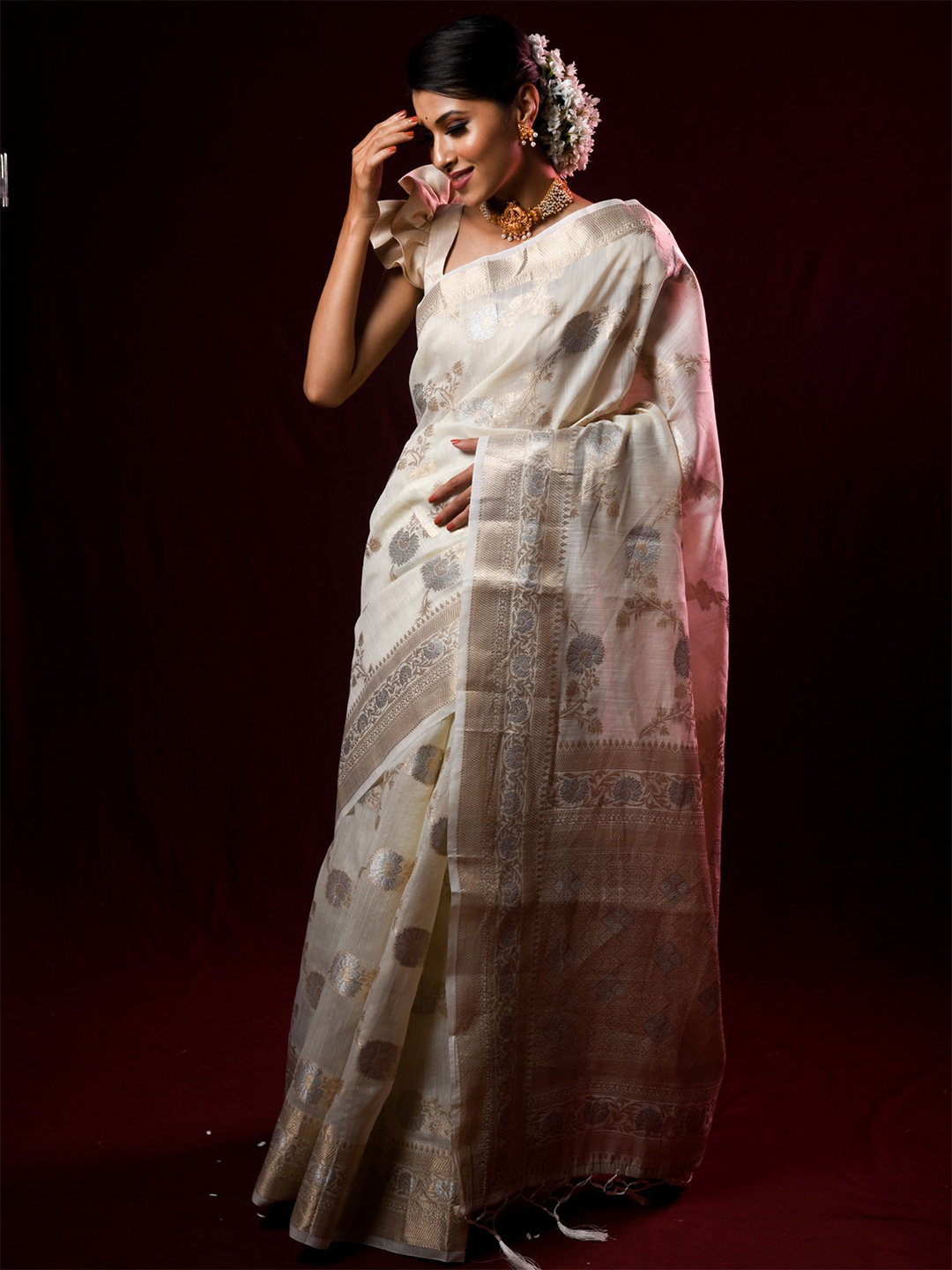 

Exclusiva Off White & Gold-Toned Floral Zari Linen Blend Saree