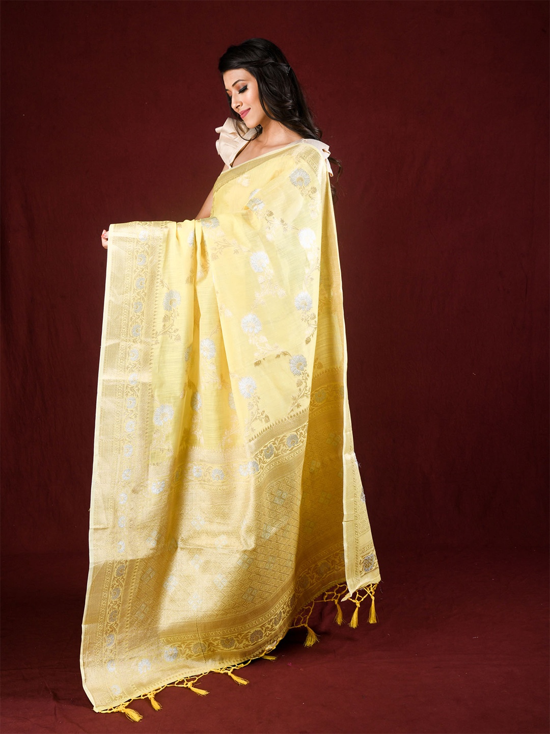 

Exclusiva Yellow & Gold-Toned Floral Zari Linen Blend Saree