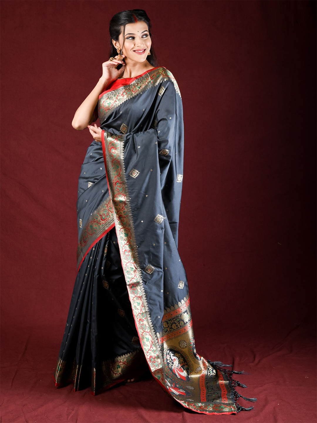 

Exclusiva Grey & Red Ethnic Motifs Zari Silk Blend Saree