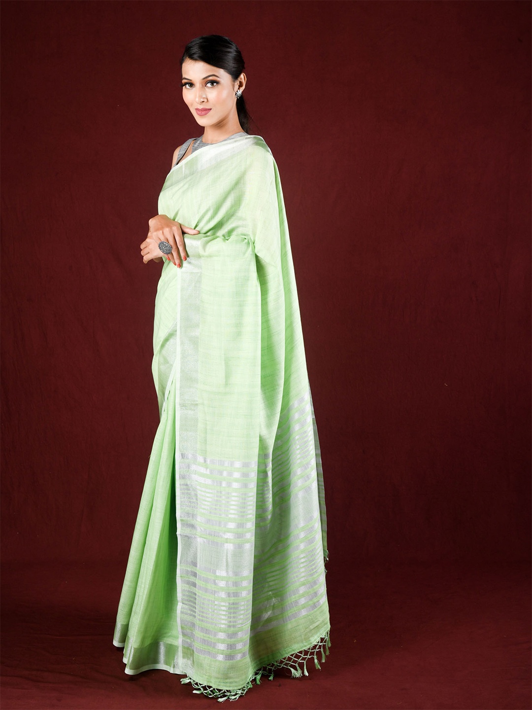 

Exclusiva Green & Silver-Toned Zari Linen Blend Saree