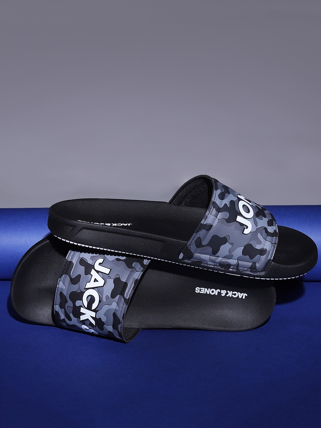 

Jack & Jones Men Black & White Printed Sliders