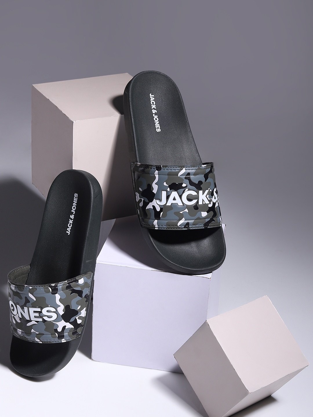 

Jack & Jones Men Black & White Printed Sliders