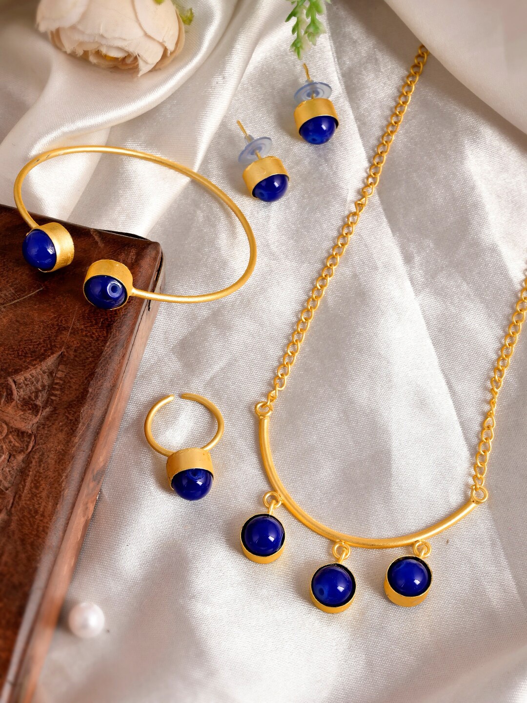 

Shoshaa Women Gold-Plated Navy Blue Pearl Studded Jewellery Set