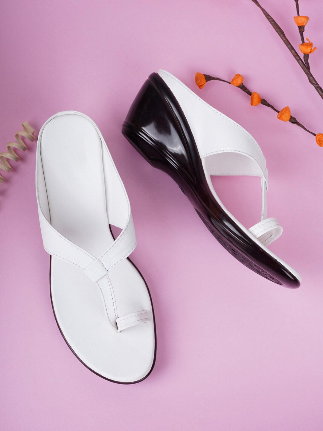 

Style Shoes White Solid Wedge Heels