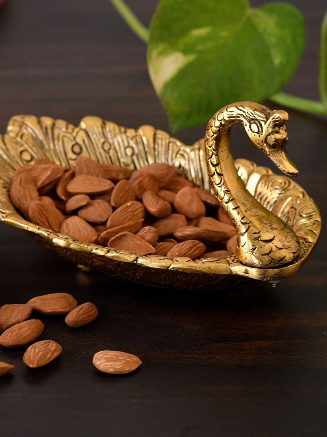 

Fashion Bizz Gold-Toned Duck Tray Showpiece