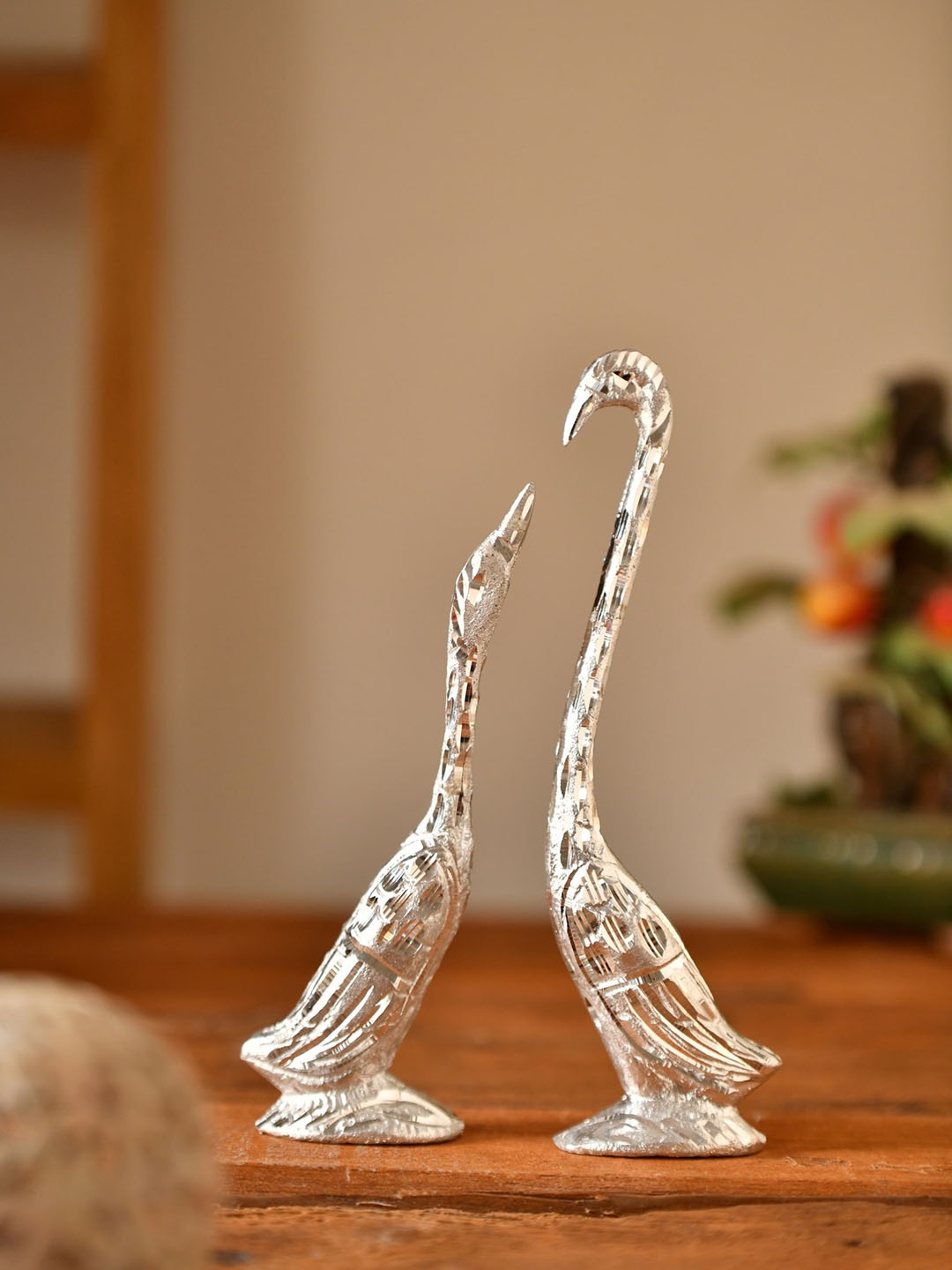 

Fashion Bizz Silver-Toned White Saras Idol Showpieces