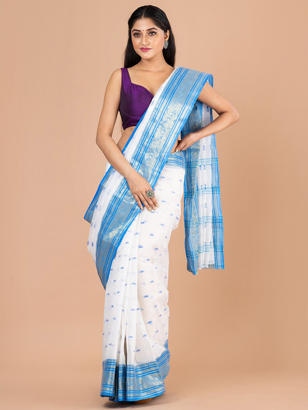 

Laa Calcutta White & Silver-Toned Woven Design Zari Pure Cotton Jamdani Saree