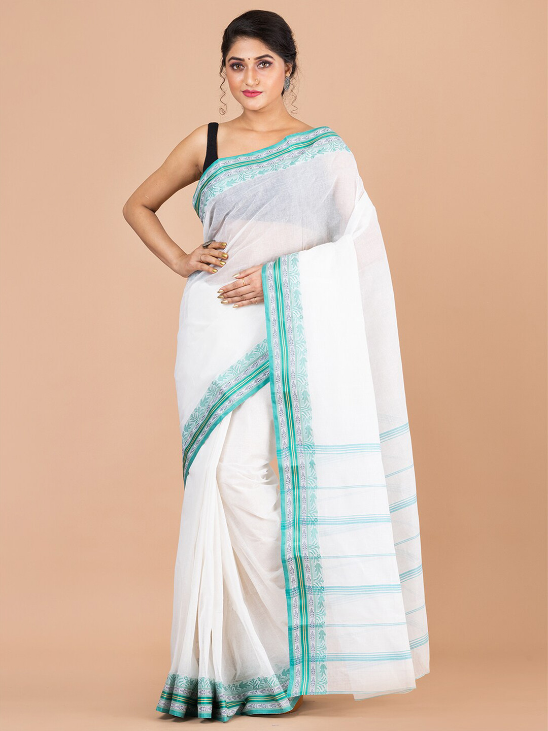 

Laa Calcutta White & Silver-Toned Zari Pure Cotton Jamdani Saree