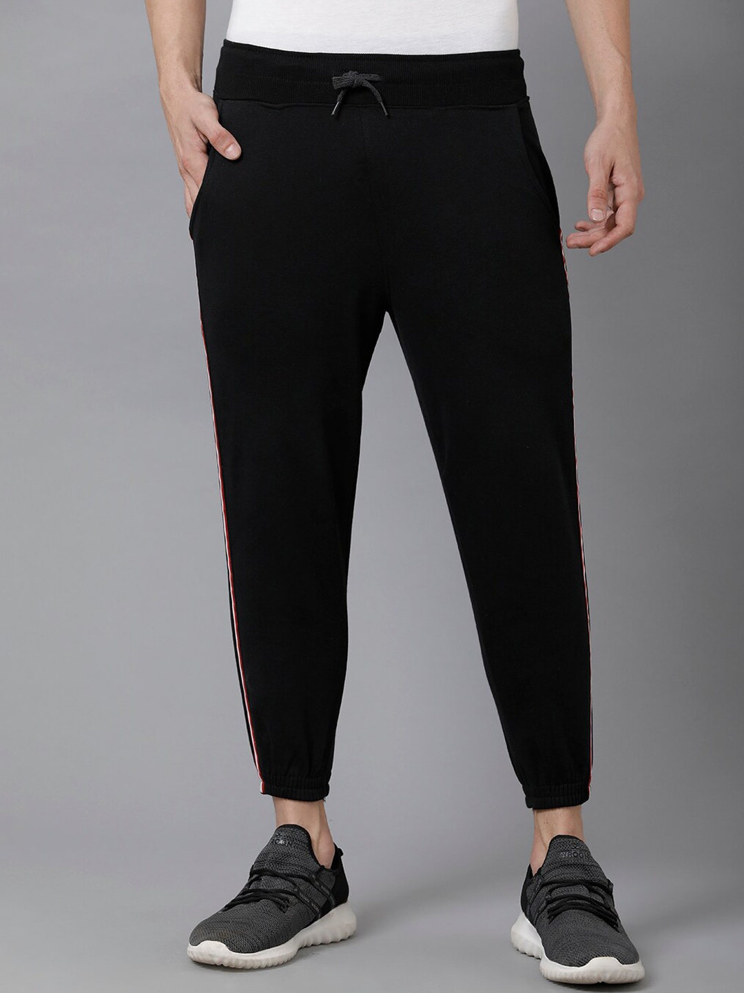

MADSTO Men Black Solid Pure Cotton Slim-Fit Joggers