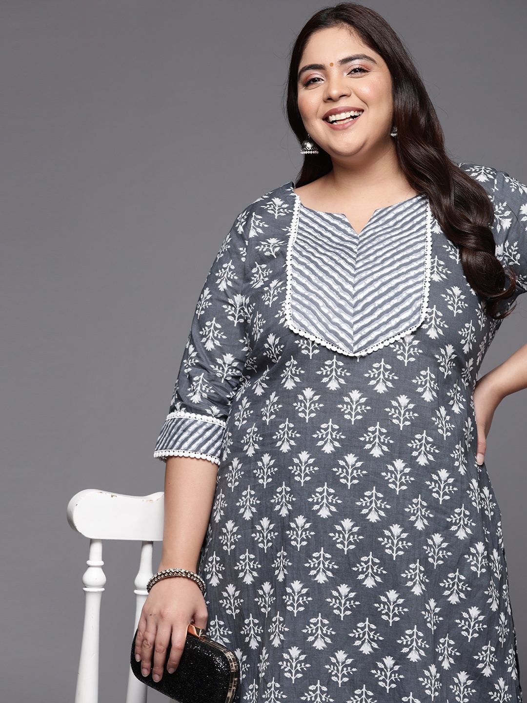 

EXTRA LOVE BY LIBAS Women Plus Size Grey & White Floral Motifs Printed Kurta