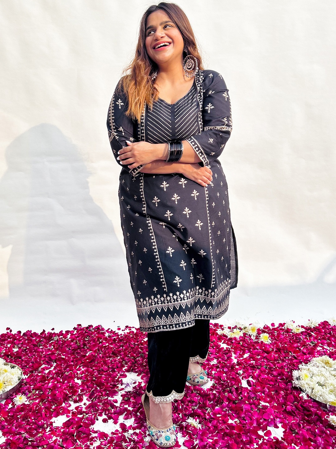 

EXTRA LOVE BY LIBAS Women Black & Gold-Toned Ethnic Motifs Printed Plus Size Kurta